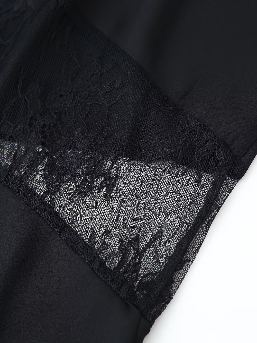 Schwarzes Slip-Kleid mit Spitzeinsätzen