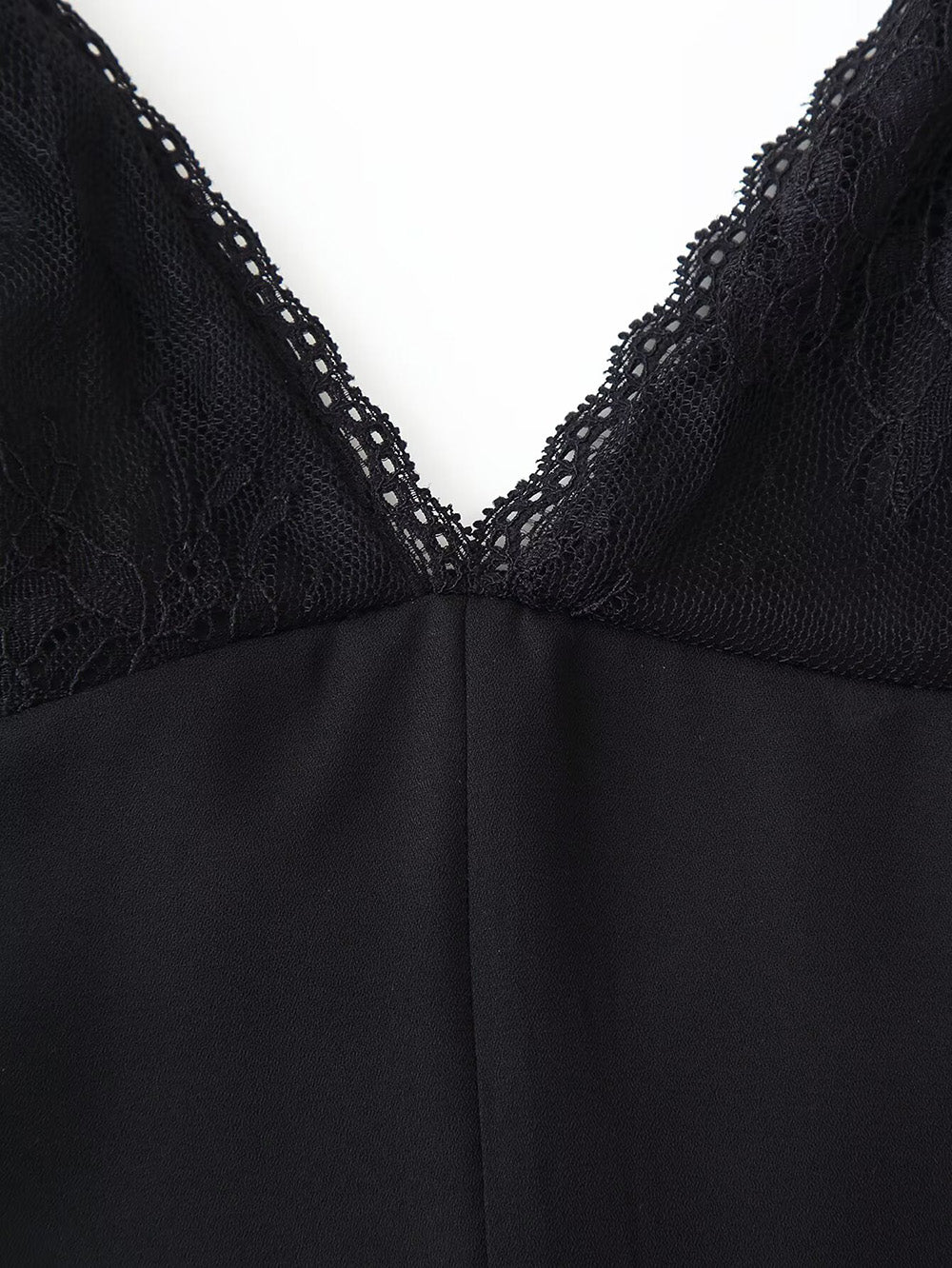 Schwarzes Slip-Kleid mit Spitzeinsätzen