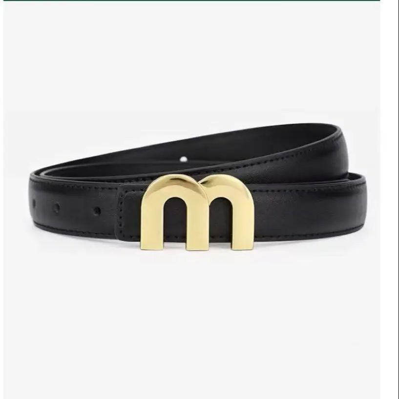 Gürtel mit Goldener "m"-Schnalle