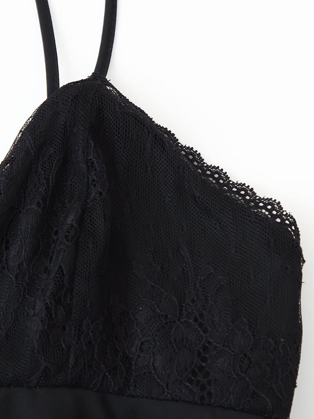 Schwarzes Slip-Kleid mit Spitzeinsätzen