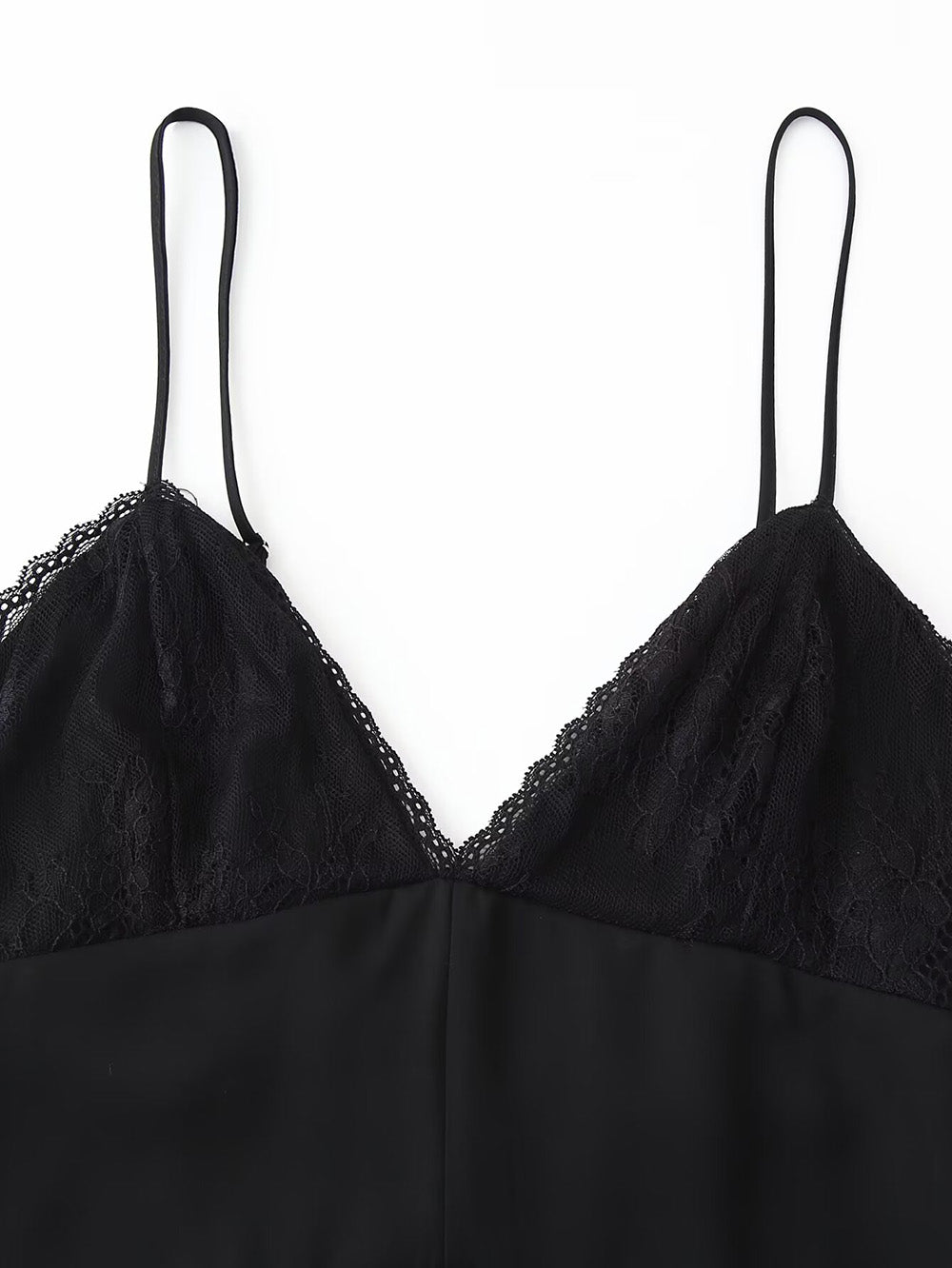 Schwarzes Slip-Kleid mit Spitzeinsätzen