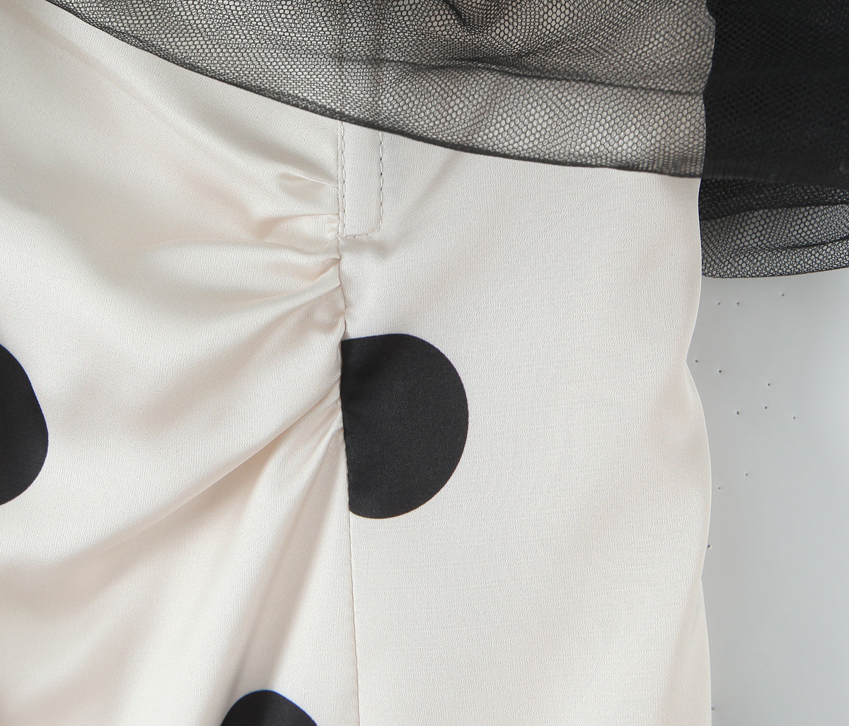 Off-Shoulder Tüll-Detail - Retro Glamou